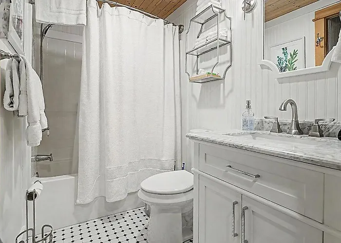 Maple Ridge Blue Cottage-Hot Tub