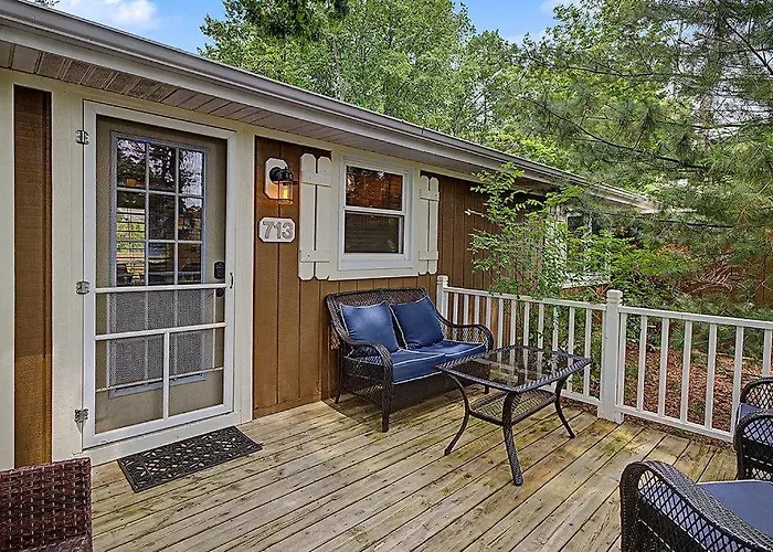 Maple Ridge Brown Cottage Hot Tub