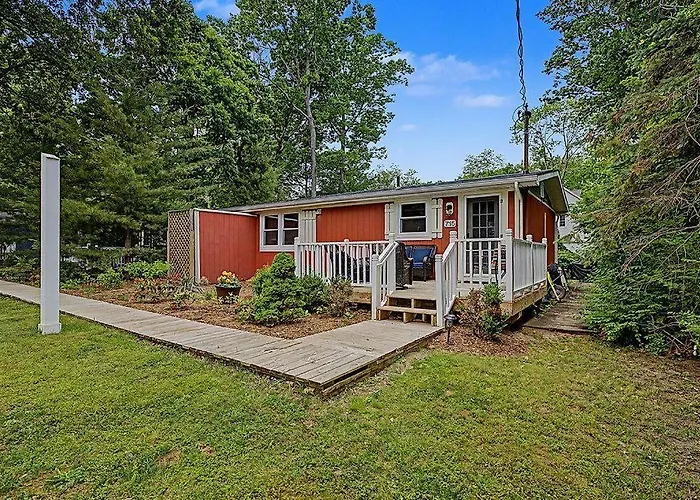 Maple Ridge Red Cottage Hot Tub