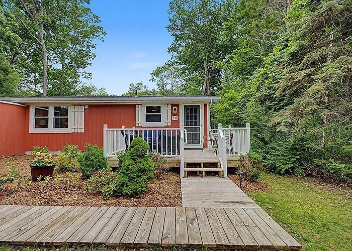 Maple Ridge Red Cottage Hot Tub