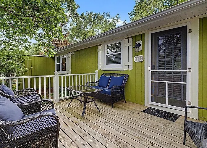 Maple Ridge Green Cottage Hot Tub
