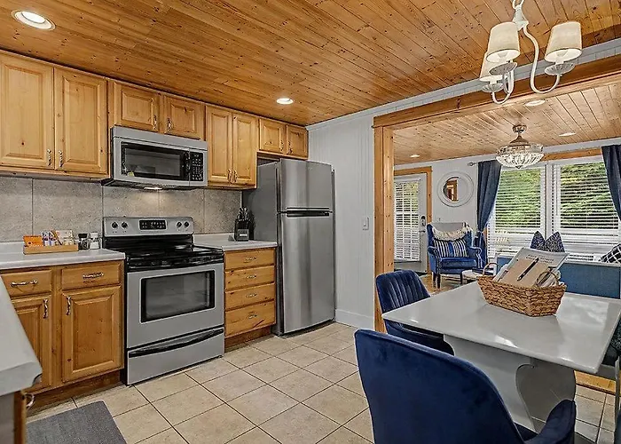 Maple Ridge Green Cottage Hot Tub