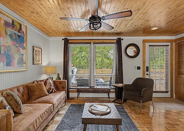 Maple Ridge Brown Cottage Hot Tub