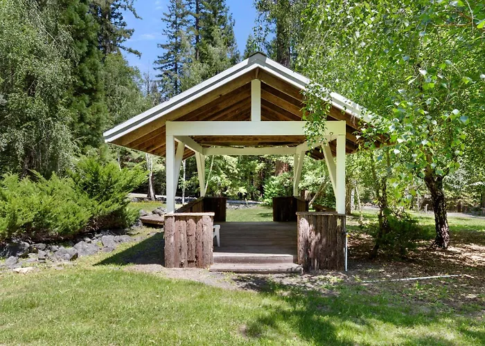 5 Bedroom 4 Ba Shangri-La Redwood Lodge Retreat With Pool - Event Friendly Space