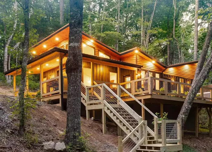 The Onyx - Walk To Falls, Hot Tub, Resort Access, Luxe Approved