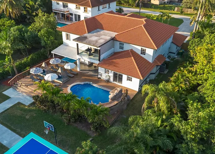 Glam Manor Exclusive Mansion W Spa, Waterslide