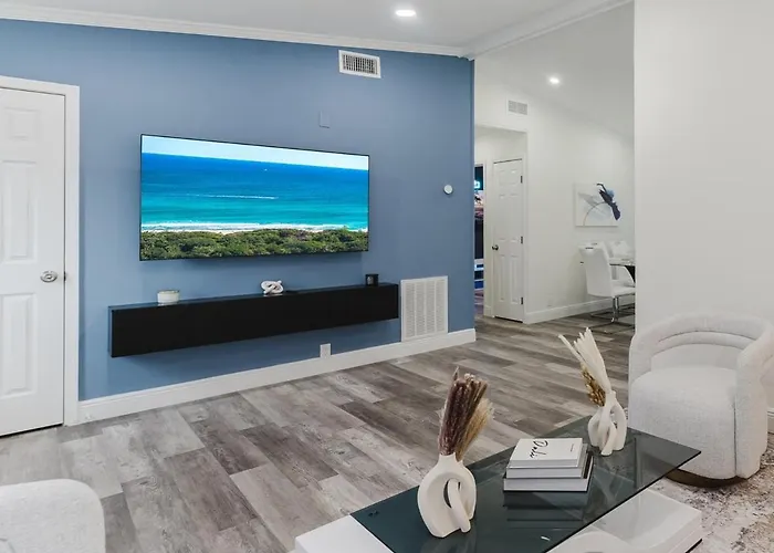 Three-Bedroom Villa With Private Jacuzzi And Game Room - Near Atlantic Ave