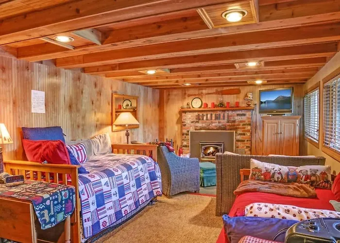 Lake Wenatchee Getaway - Lakefront Weekend Hideout Villa