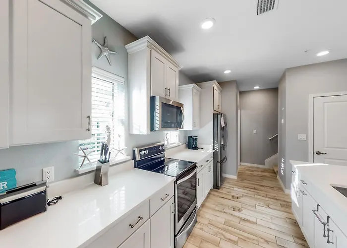 Pretty Townhome With Pools & Hot Tub - Less Than Half-Mile To Beach