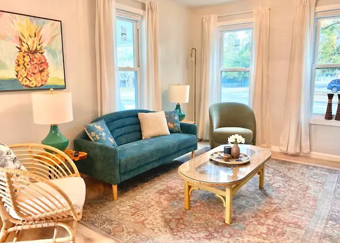 The Cozy Cottage- Close To Everything!