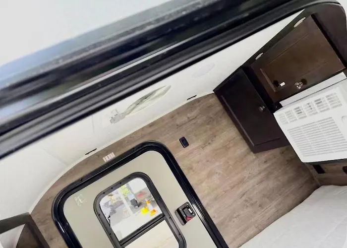 Cozy Glamping Pod Outdoor Kitchen And Shower