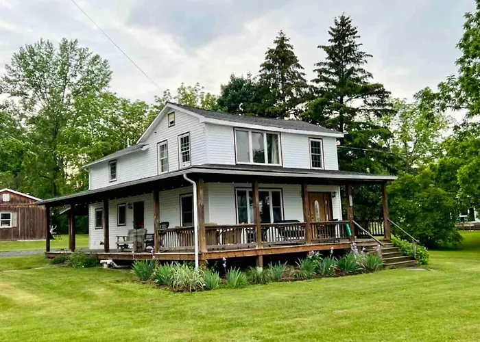 Farmhouse And Cottages At The Cayuga Shoreline