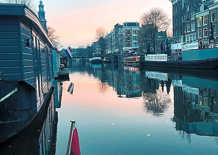 Houseboat Bonnie
