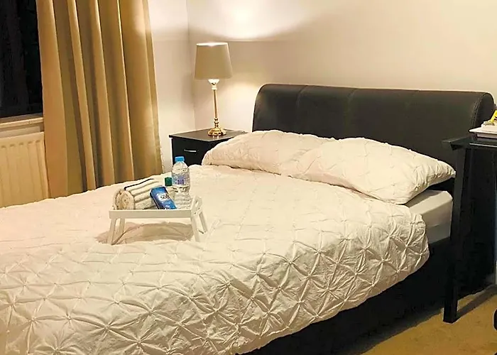 Ashmina Holiday Let With Free Onsite Parking For Small Vans And Cars Only