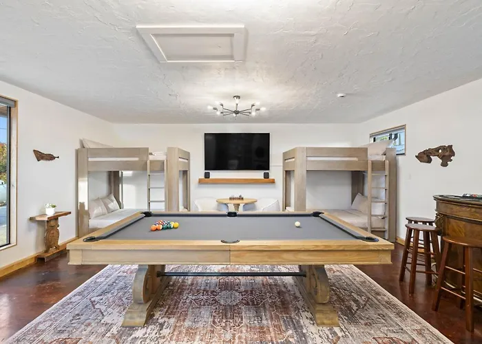 Cedar House - Pickleball, Saltwater Pool, Sauna