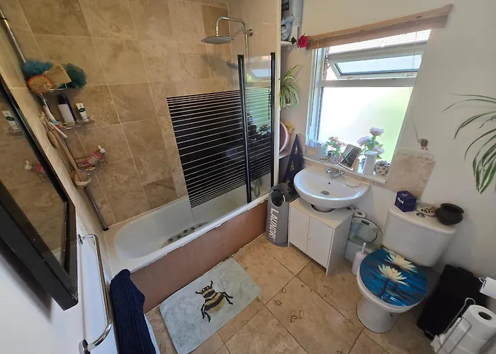 Humble Bee 'Shared Bathroom, No Kitchen