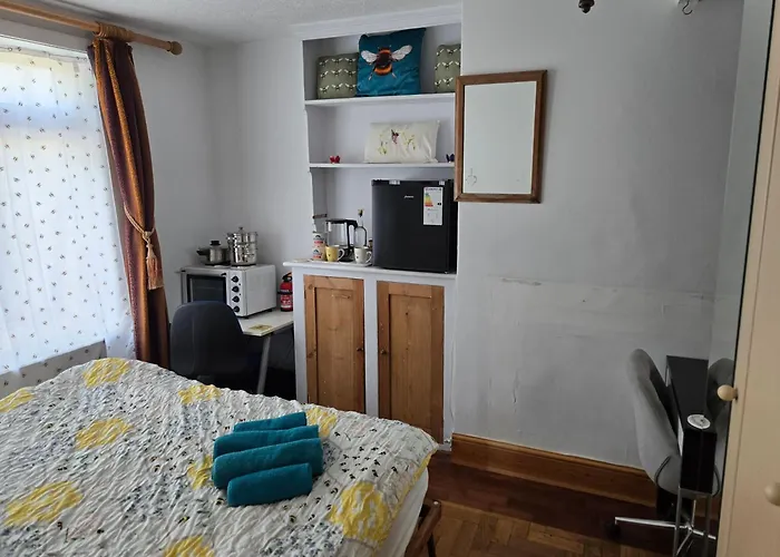 Humble Bee 'Shared Bathroom, No Kitchen