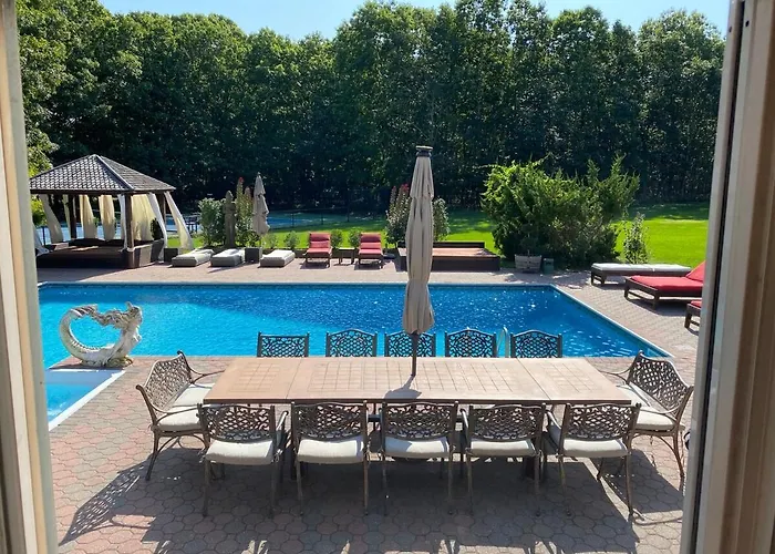 Hamptons 9Bd Mega Compound W Pool Tennis Bball Nightclub