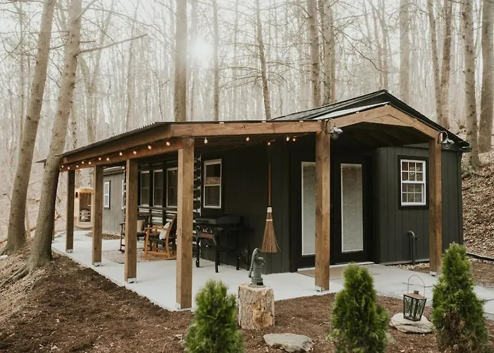 Creekside Cabin: Sauna | Hot Tub | Fire Pit | Romantic | Peaceful | Cozy