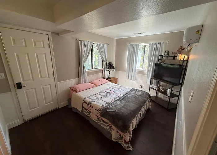 Quirky, Peaceful, Private Studio With Deck, 2 Mins From Downtown