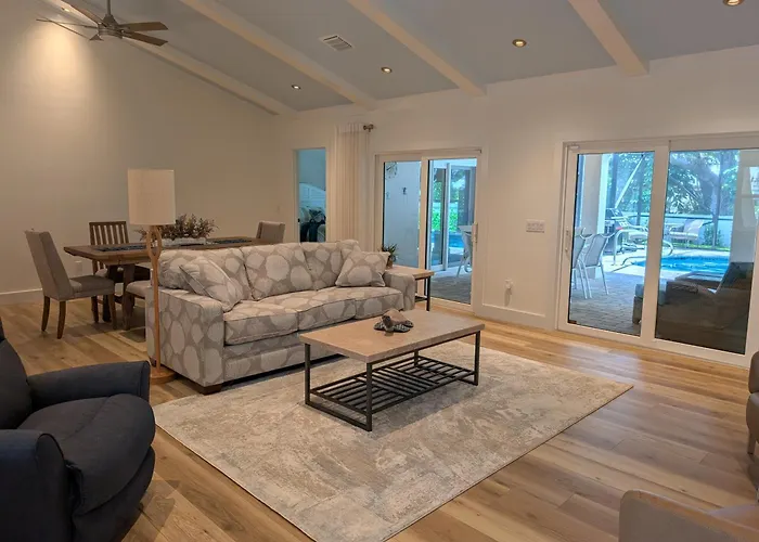 Luxury Beachside Retreat - Heated Pool - Walk To Beach - Seasonal Stays Welcome