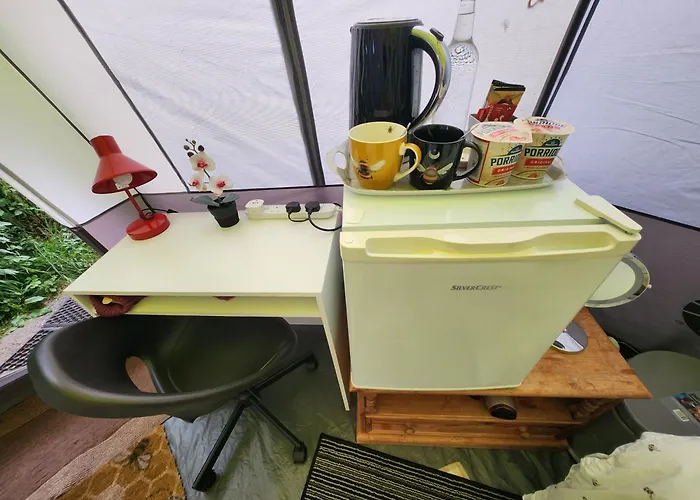 Queen Bee 'Budget Glamping Shared Bathroom, No Kitchen