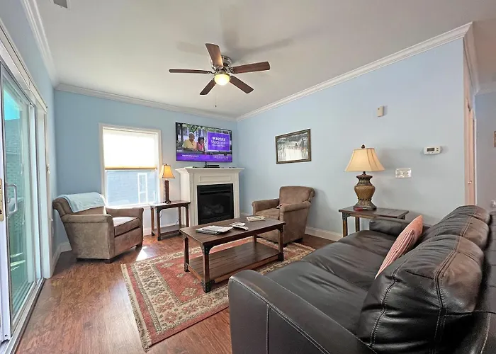 Cuddle Cove Modern, Creekside Home Right By The Heart Of Bryson City