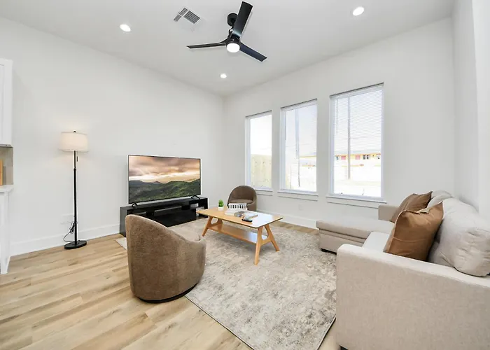 New Build Luxury Retreat Home That Sleeps 7 Near Nrg And Medical Center