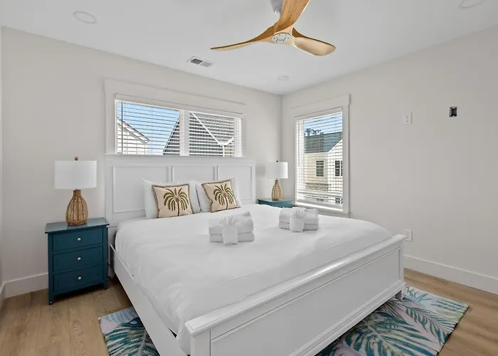 Beachwalk Club | Steps To Beach | Sleeps 16 | Pets