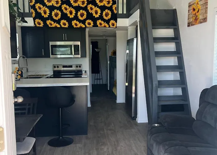 The Sunflower Villa - 15 Miles From The Beach!