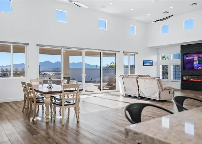 Luxury Cardinal Retreat - Pool, Spa, Bbq, Garage