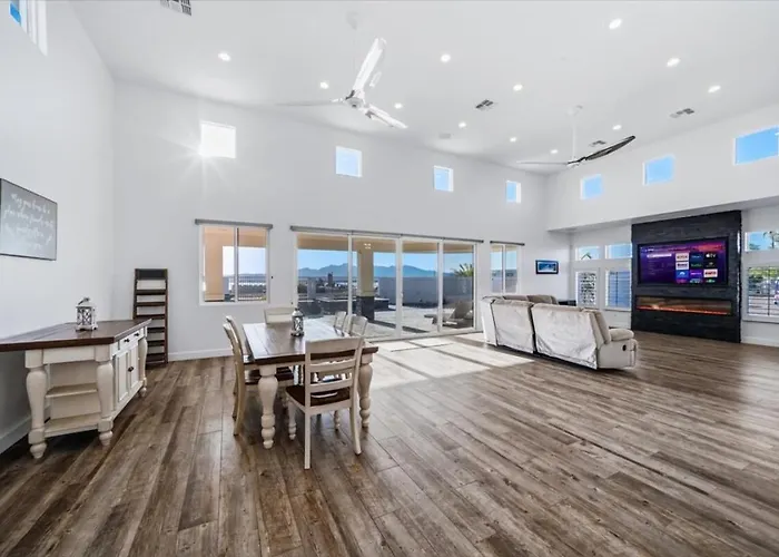 Luxury Cardinal Retreat - Pool, Spa, Bbq, Garage