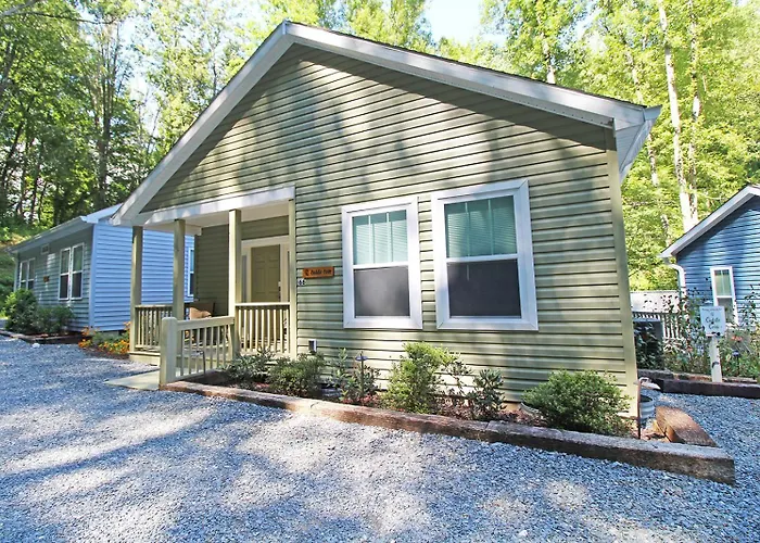 Cuddle Cove Modern, Creekside Home Right By The Heart Of Bryson City