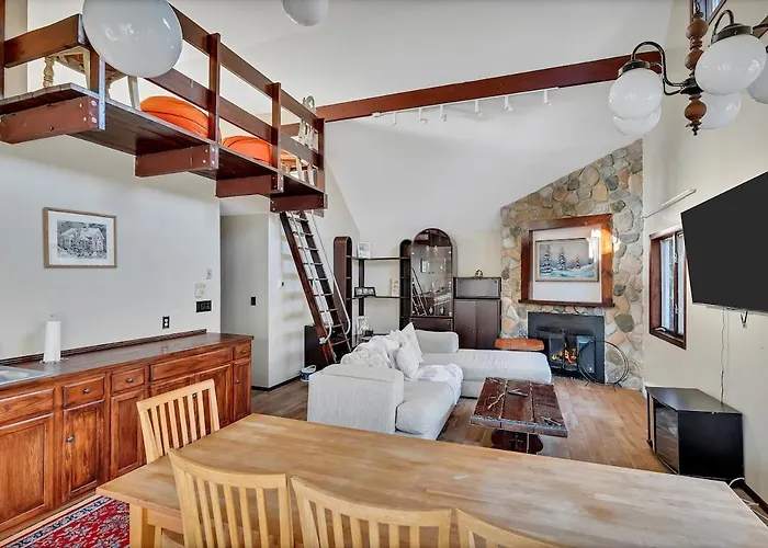 Mountain Villa- Game Room - Hot-Tub - Firepit - Swimming Pool
