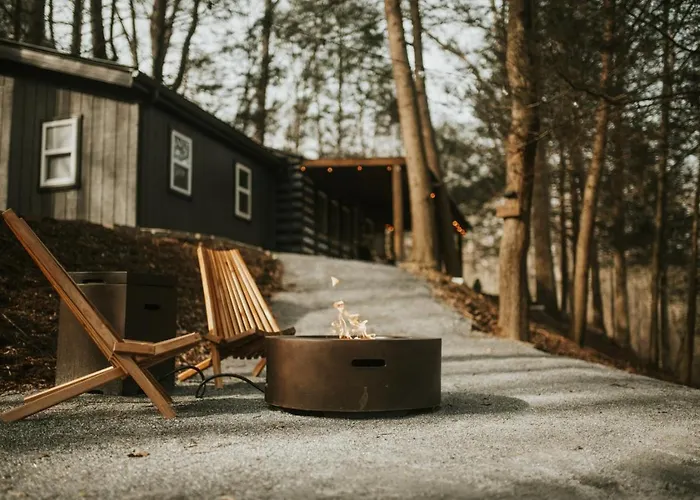 Creekside Cabin: Sauna | Hot Tub | Fire Pit | Romantic | Peaceful | Cozy