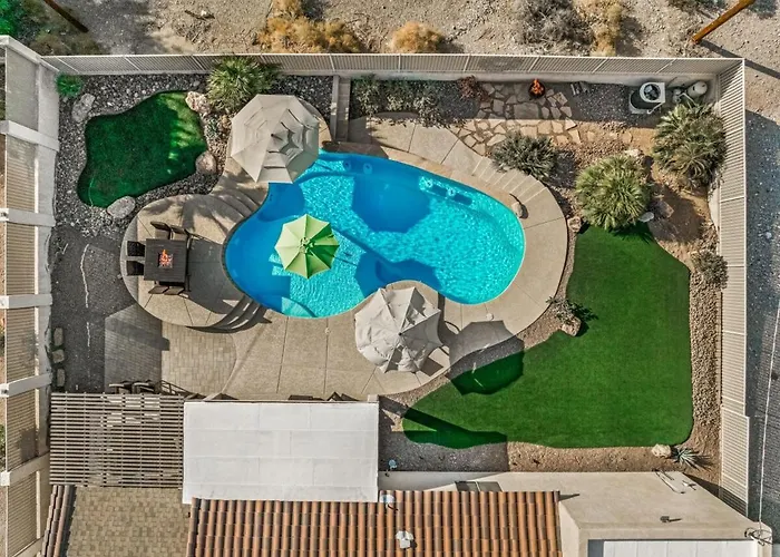 Hillside Hideaway - Pool, Bbq, Private Backyard