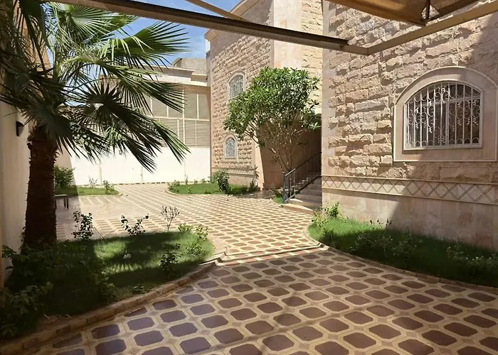 Aurion Grand Villa - 12Br Estate With Rooftop - Uhud Views & Private Elevator