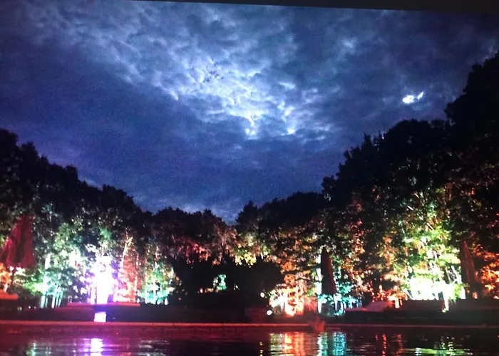Hamptons 9Bd Mega Compound W Pool Tennis Bball Nightclub