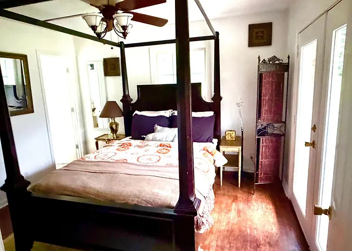 Hilltop Villa, Pool &Spa, 50 Acres, Near Airport