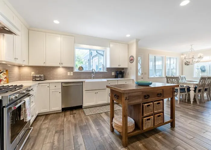 East Beach Cottage With Private Pool, Walk To Beach, Sleeps 9