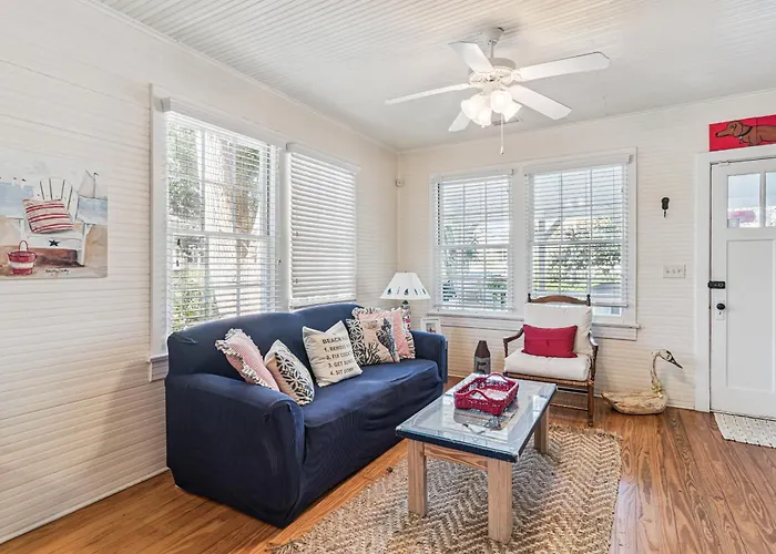Red Top Cottage - Pet-Friendly St Simons Island Rental Near Beach & Village