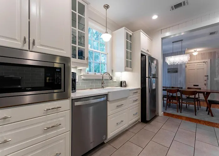 Pet-Friendly Beach Cottage On St Simons Island - Walk To Beach & Pier Village