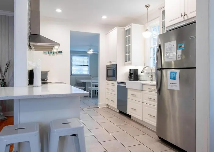 Pet-Friendly Beach Cottage On St Simons Island - Walk To Beach & Pier Village