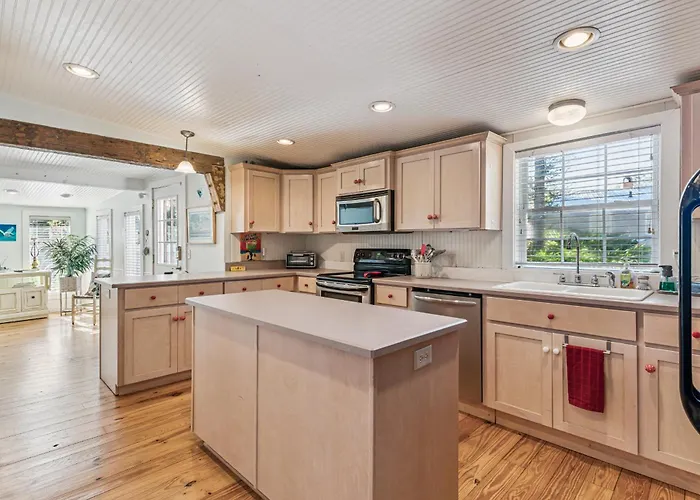 Red Top Cottage - Pet-Friendly St Simons Island Rental Near Beach & Village