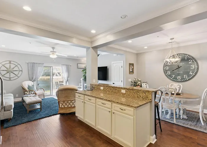 Coastal St Simons Island Townhome Near Beaches, Shopping & Dining