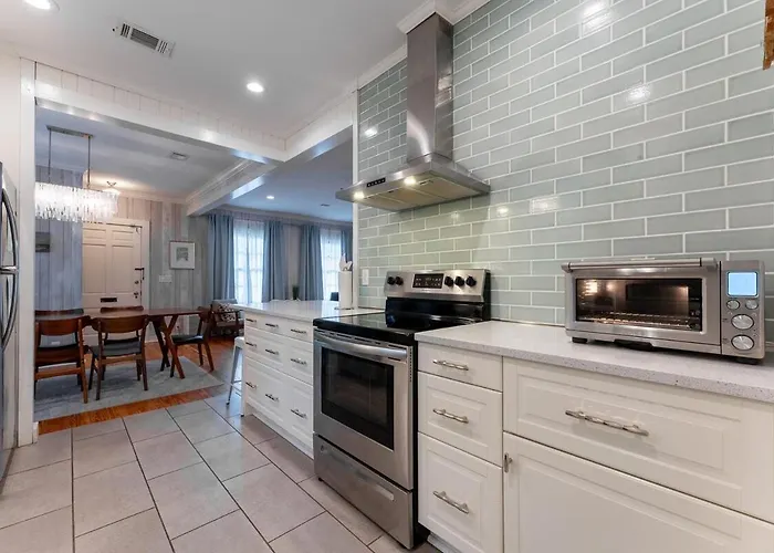Pet-Friendly Beach Cottage On St Simons Island - Walk To Beach & Pier Village