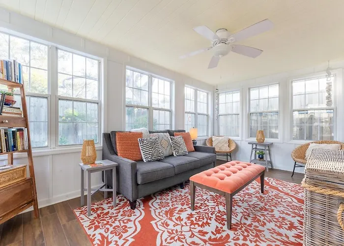 East Beach Cottage With Private Pool, Walk To Beach, Sleeps 9