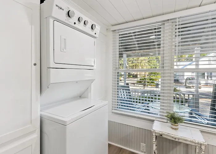 Seabreeze Cottage - Charming St Simons Island Beach Cottage Near Pier Village