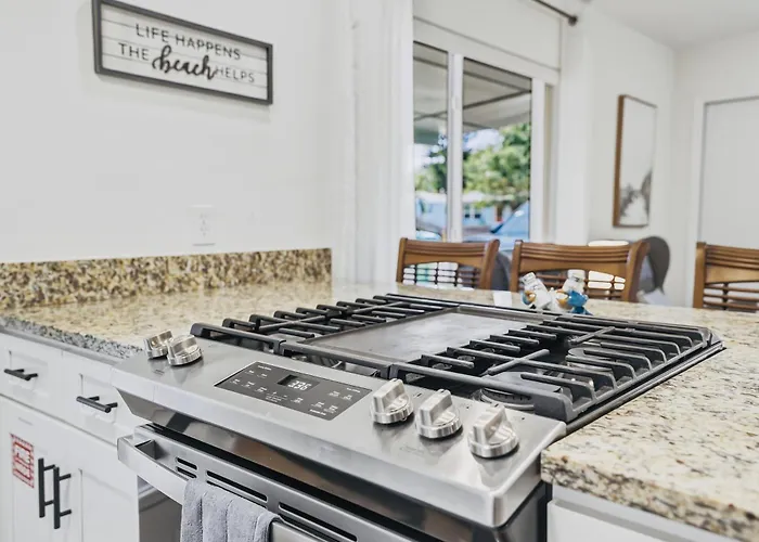 Luxury 2/2 Private Oasis W/Hot Tub Walk To Beach