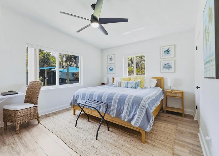 Luxury 2/2 Private Oasis W/Hot Tub Walk To Beach